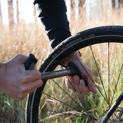 Pompe BLACKBURN Airstick Anyvalve -Subrosa Soldes blackburn airstik anyvalve mini pump in action