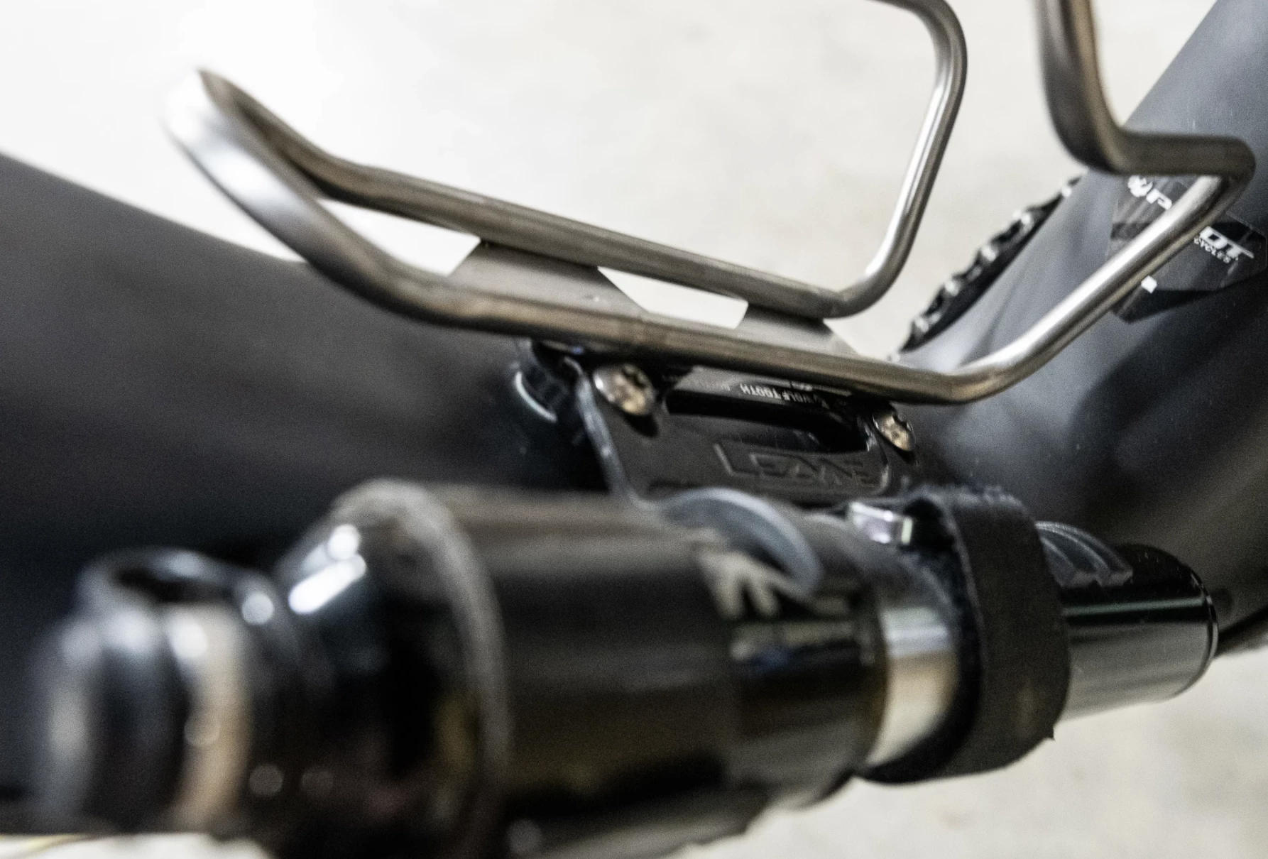 WOLFTOOTH BOTTLE SHIFT WOLF TOOTH B-RAD 4 WOLFTOOTH BOTTLE SHIFT WOLF TOOTH B-RAD – Image 2